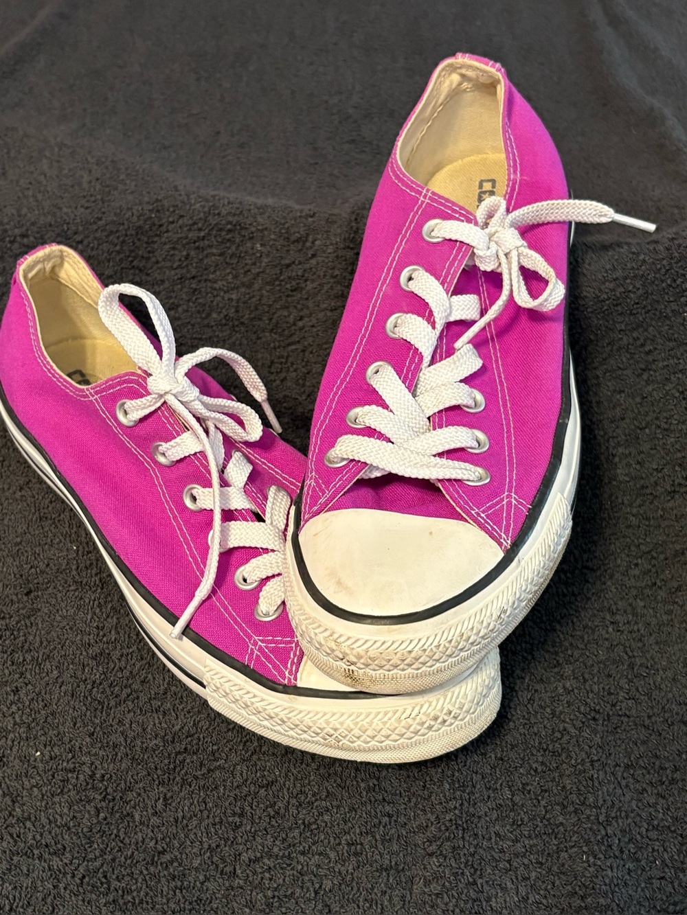Converse Chuck Taylor All Star Low Top canvas Sneaker in Magenta/Fuchsia.